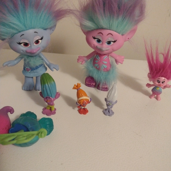Lot of 7 DWA troll dolls with a couple of accessories EUC - Picture 2 of 7